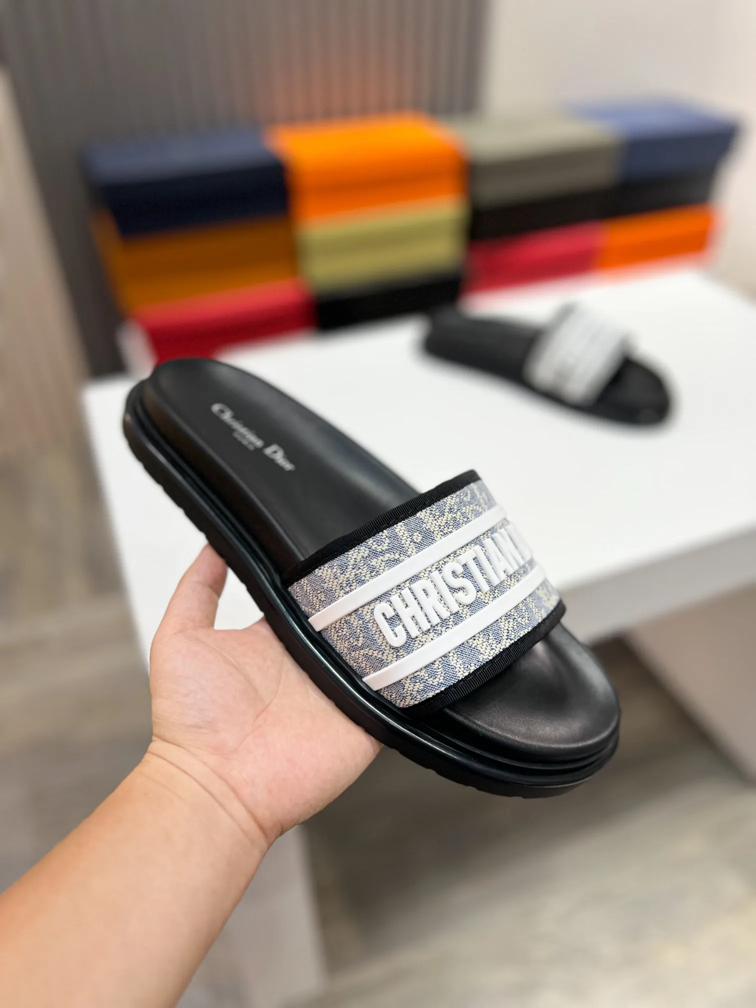 Men's men's shoes💰320【DIOR】🐝🐝Top version. 2024ss Dior’s latest men’s slippers are a must-have. Dior Alias ​​Men's Genuine Leather Slippers This summer new Alias ​​sandal embodies a casual and elegant style. Carefully crafted from grained cow leather and Oblique printed fabric, with cowhide lining! Cross-strap design with metal-clad brass CD Diamond logo. The imported cowhide leather and rubber sole adds sophistication and comfort, while Oblique print-effect anti-slip panels add style. Size39-44 (customized at 38.45)